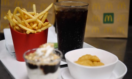 Un plateau repas avec de la vaisselle et des récipients réutilisables dans un restaurant McDonald's. Les défenseurs de l'environnement déclarent qu'ils surveilleront les établissements de restauration rapide pour s'assurer que la vaisselle réutilisable en plastique est gérée de manière responsable.