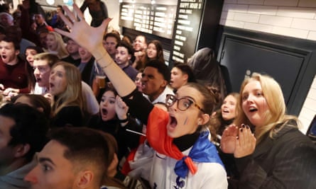 Les fans réagissent en regardant la finale dans un bar à Paris.