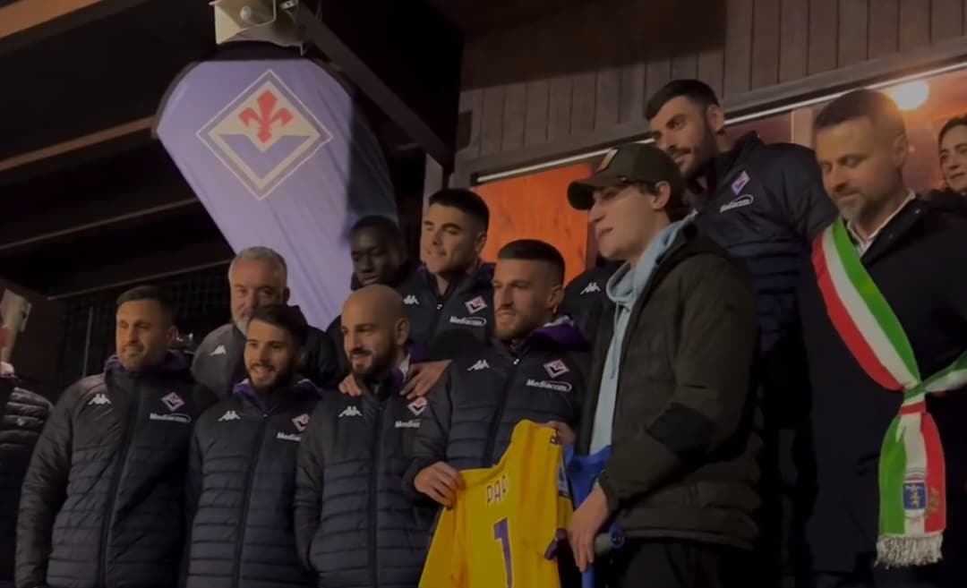 La Fiorentina rencontre Andrea Papi pour un match de charité.  Le cadeau de la chemise, il y a aussi l&rsquo;italien