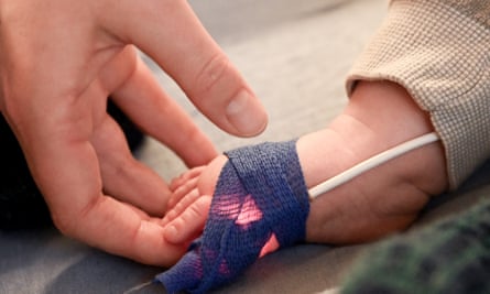 Un oxymètre est disposé sur la main d'un bébé en Allemagne, où le virus respiratoire syncytial humain (VRS) pousse certains hôpitaux à leurs limites.