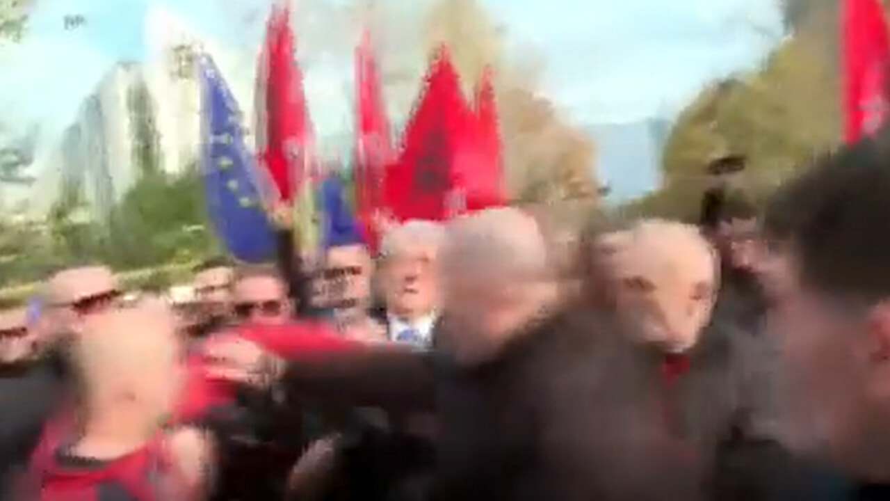 L&rsquo;ancien Premier ministre albanais Berisha a reçu un coup de poing au visage lors d&rsquo;une manifestation