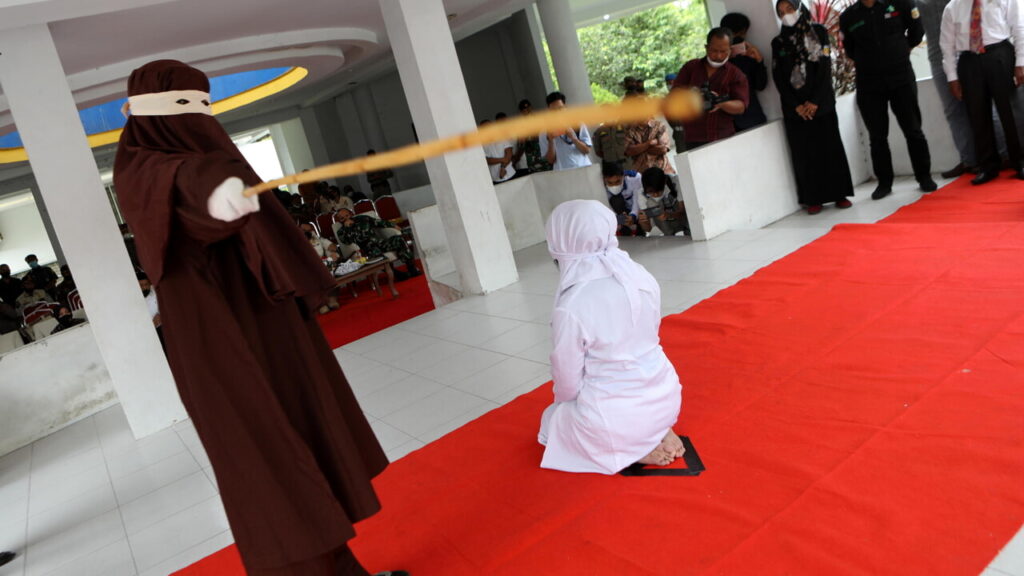 indonesia-donna-fustigata-sharia.jpg