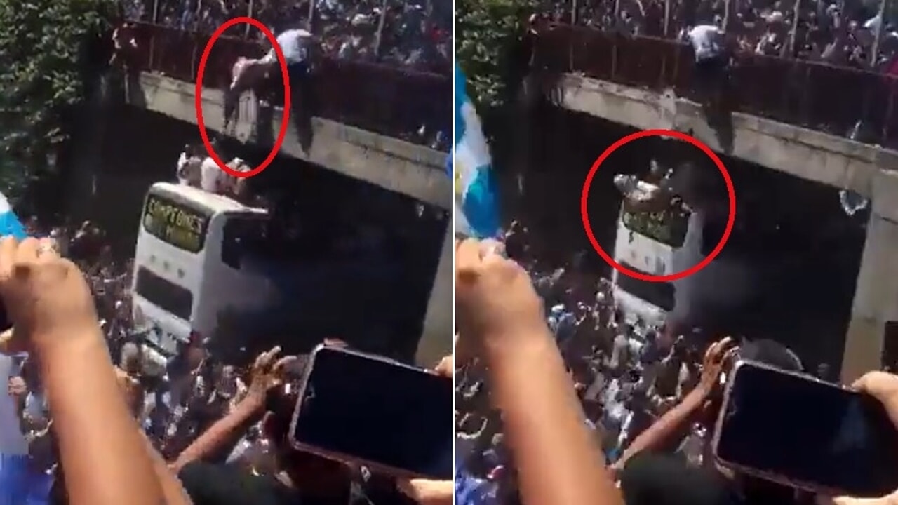 Les supporters argentins se jettent du pont dans le bus, mais l&rsquo;un tombe au sol : vidéo