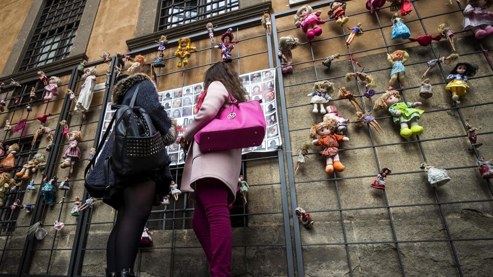 Milan, l&rsquo;installation contre les violences sexistes « Mur des poupées » incendiée.  Giusy Versace : « Les responsables dehors »
