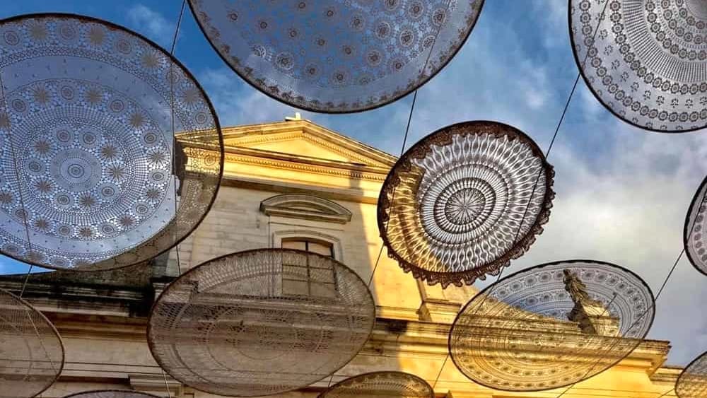 Napperons au crochet suspendus dans le ciel: des dentelles décorent les ruelles de Cisternino