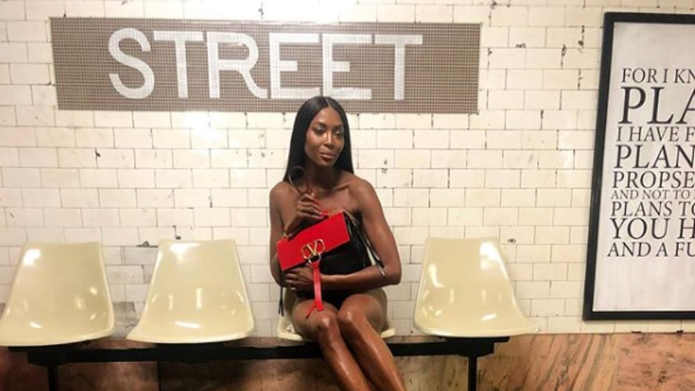 Naomi Campbell nue dans le métro à New York : les photos inédites de la campagne Valentino