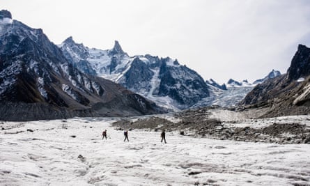 Randonneurs sur le glacier de la Mer de Glace, le plus grand glacier du massif du Mont Blanc dans les Alpes françaises.