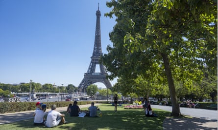 Des personnes se rafraîchissent à l'ombre des arbres à Paris. La ville s'est lancée dans un ambitieux programme de plantation d'arbres.