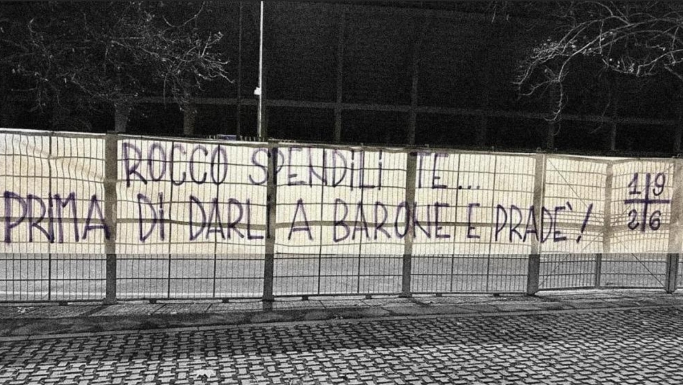 Curva Fiesole attaque le marché Fiorentina: « Rocco les dépense toi-même &#8230; avant de les donner à Barone et Pradè »