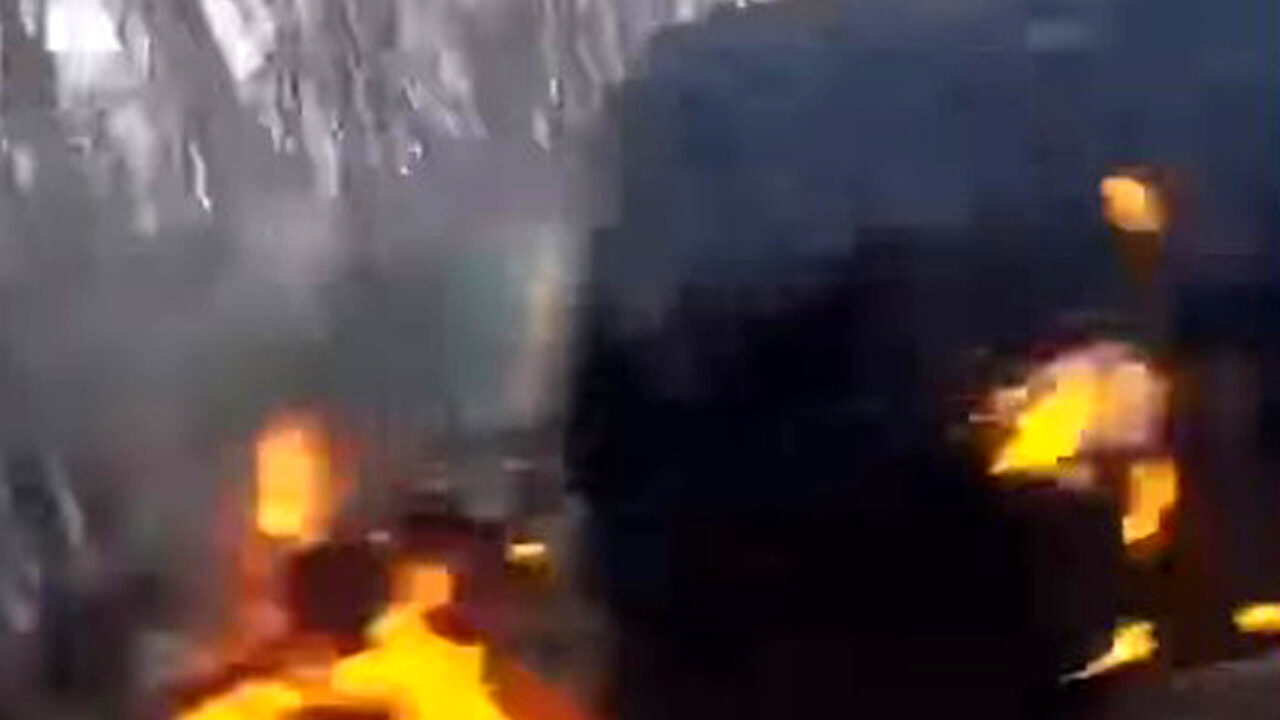 « Des véhicules italiens brûlent en Ukraine » : la vidéo de l&rsquo;ambassade de Russie