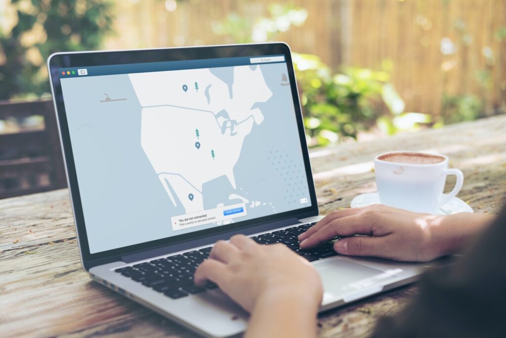 femme utilisant un vpn