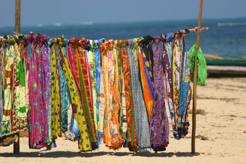 Le paréo plage : l&rsquo;accessoire incontournable des stars, entre glamour et potins estivaux !