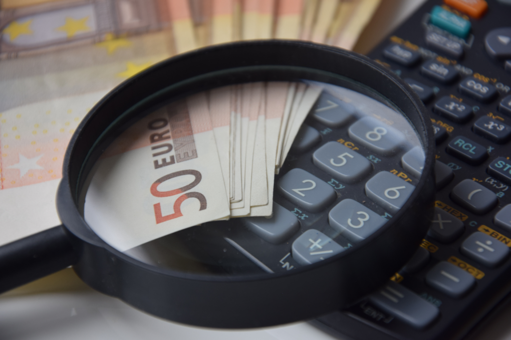 billets calculatrice et loupe
