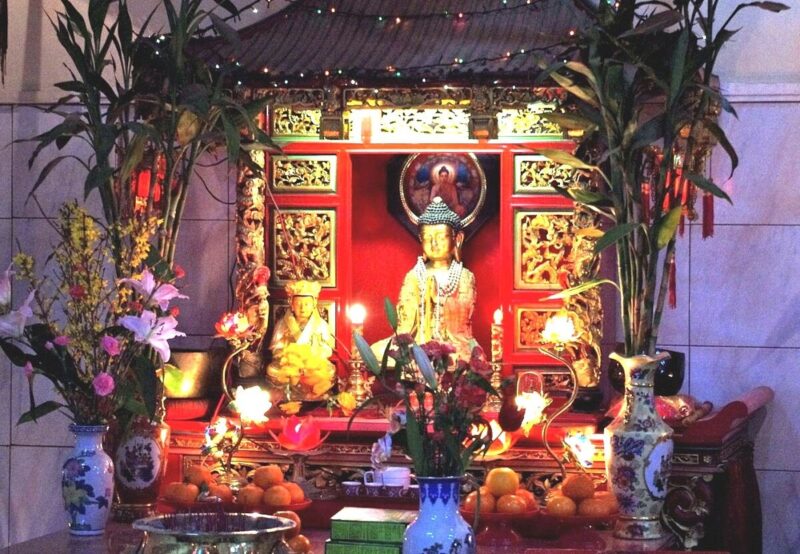Qu&rsquo;est-ce qui est placé au centre d&rsquo;un autel bouddhiste ?