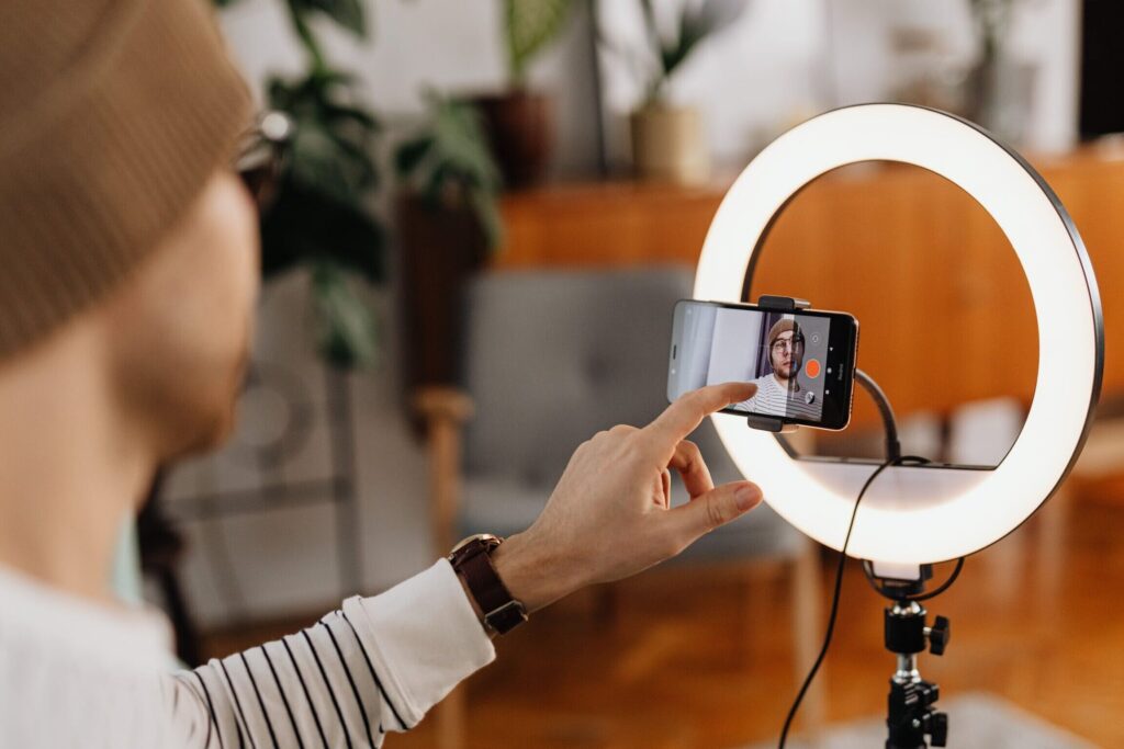 comment les formats tiktok revolutionnent la creation de contenu televisee