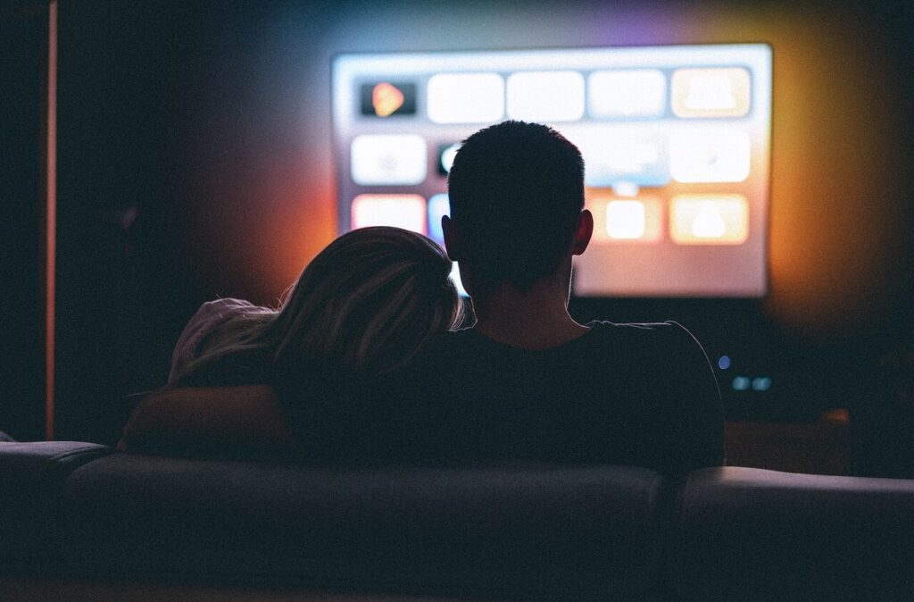 jeunes de dos regardant la tv