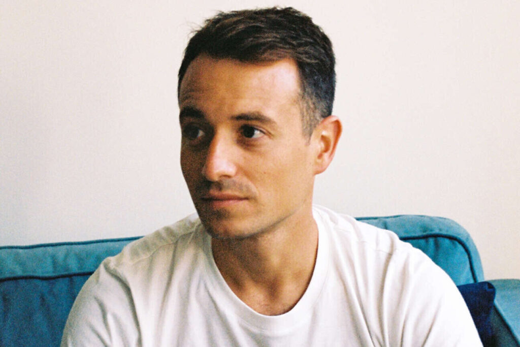 hugo tout seul lascension dun youtubeur vers les planches parisiennes