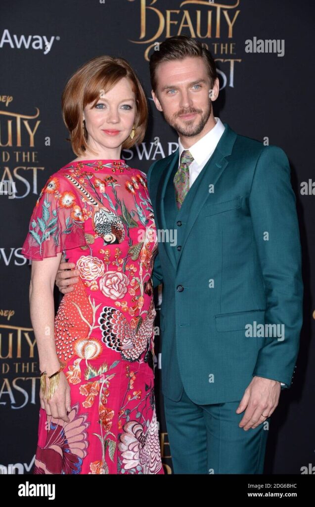 Dan Stevens et Susie Hariet à la première mondiale de La Belle et la Bête, posant élégamment sur le tapis rouge