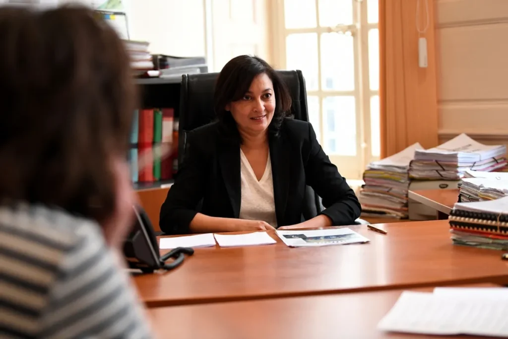 Jamilah Habsaoui lors d'un évènement public à Avallon, reflétant son parcours en tant qu'élue de la ville.