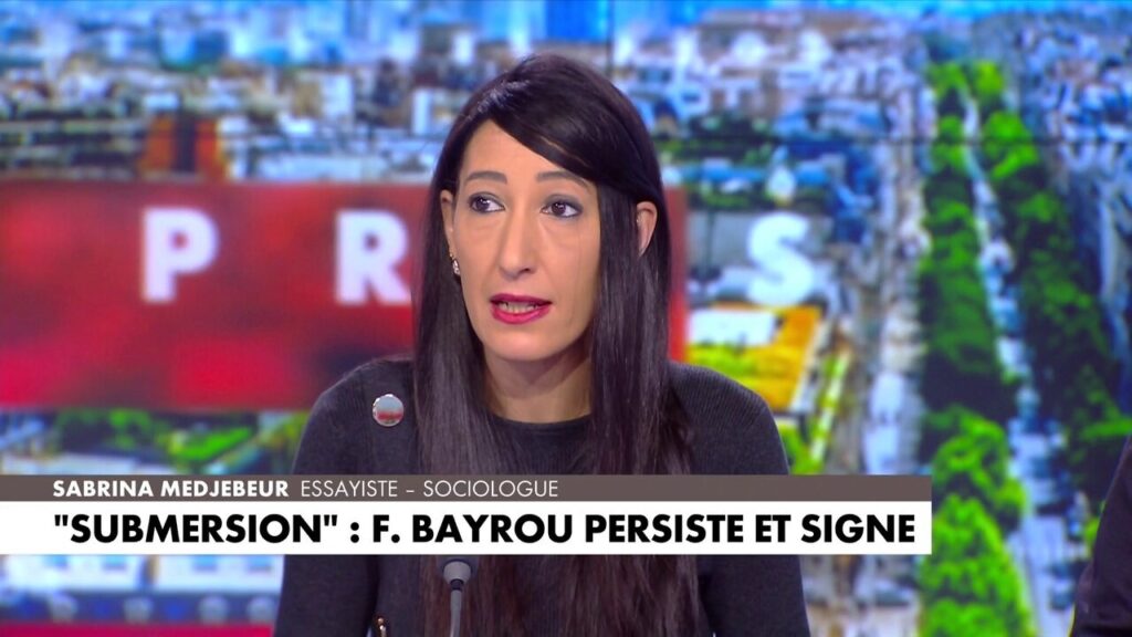 Portrait de Sabrina Medjebeur parlant de l'assimilation dans les quartiers islamisés