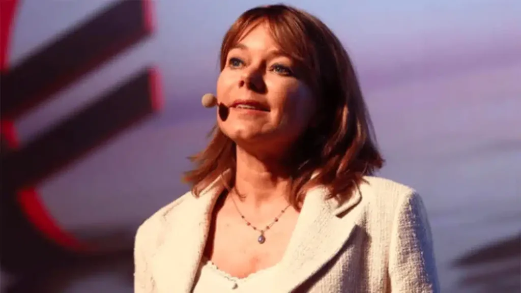 Portrait de Samantha de Bendern évoquant sa vie et sa carrière remarquable.